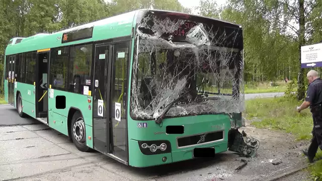 Autobus uderzył w lokomotywę wąskotorówki