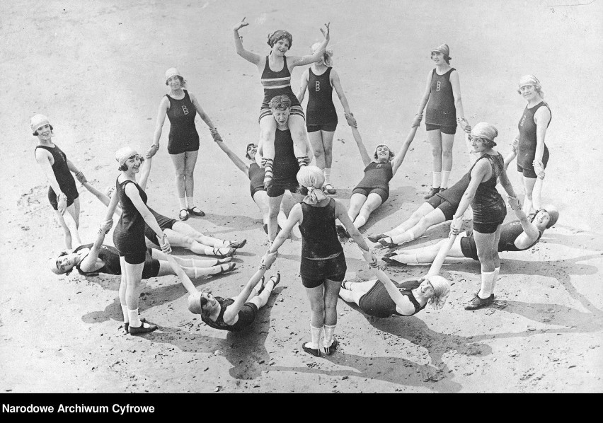 Piękności na plaży...100 lat temu. To właśnie wtedy pojawiły...