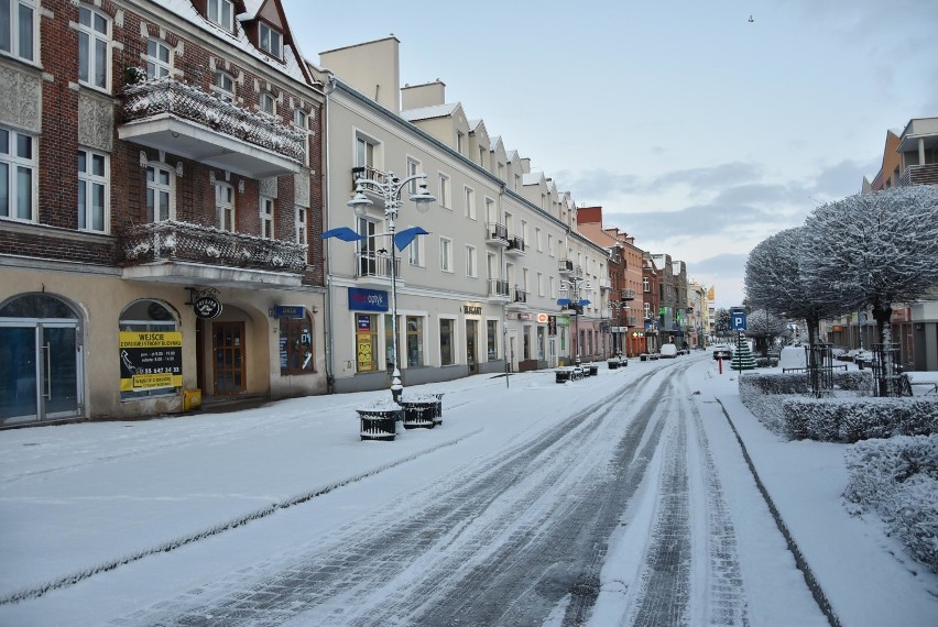 Malbork. Atak zimy na początku wiosny [ZDJĘCIA]. Miasto pod śniegiem we wtorkowy poranek