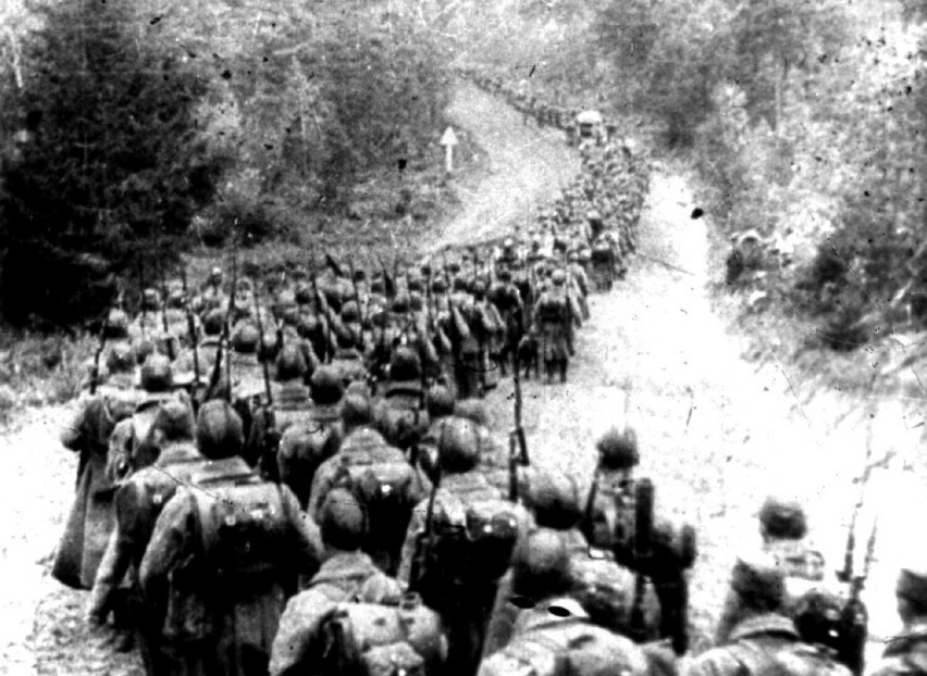 17 września 1939 r. Kolumny piechoty sowieckiej wkraczają do Polski