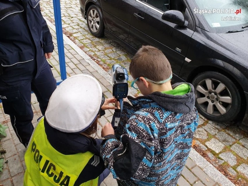 Dzień Życzliwości w Lublińcu: "Jabłuszko czy cytrynka" - dzieci i policjanci w życzliwy sposób nagradzali i karali kierowców [ZDJĘCIA]