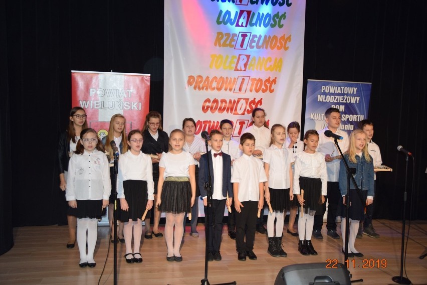 Rekordowa liczba uczestników Międzypowiatowego Festiwalu Piosenki Patriotycznej w Wieluniu [FOTO]