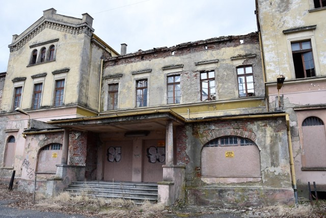 Unikatowy dworzec w Głubczycach wciąż bez nowego właściciela. Znacznie obniżono cenę nieruchomości. Teraz to ruina