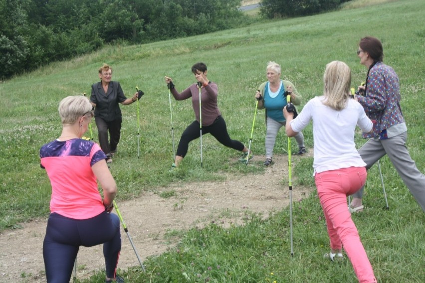 Seniorzy maszerowali z kijkami – warsztaty z Nordic Walking dla seniorów