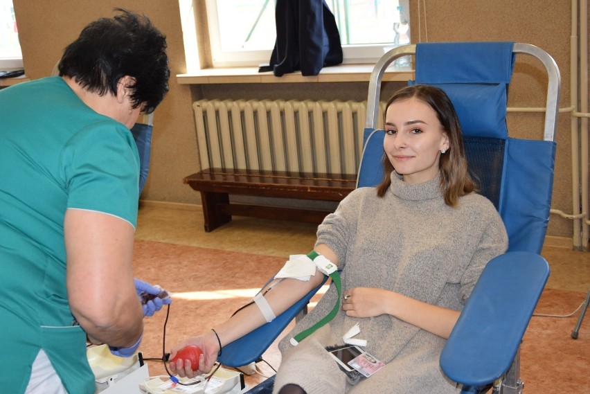 Uczniowie II LO w Wieluniu wzięli udział w akcji "Młoda krew...