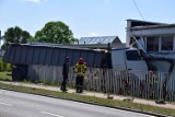 Wypadek na ul. Ujezdzkiej w Tomaszowie. Ciężarówka wjechała w budynek, rannego zabrał śmigłowiec LPR [ZDJĘCIA]