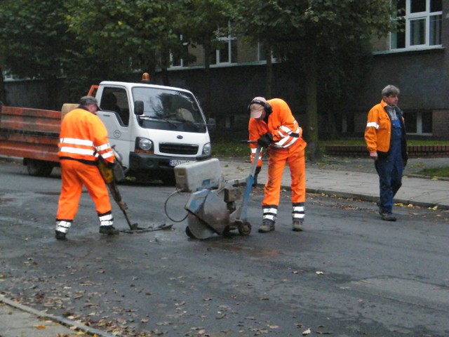 Kilka dni temu robotnicy łatali dziury na ulicy Księdza Klimka