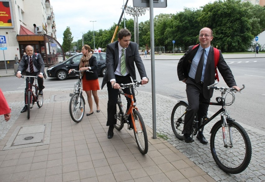 Gdynia: Sesja rady miasta. Radni na rowerach. Budżet zatwierdzony, absolutorium dla Szczurka