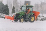 Atak zimy w Żarach. Drogi w mieście zasypane śniegiem, a pługów jak na lekarstwo