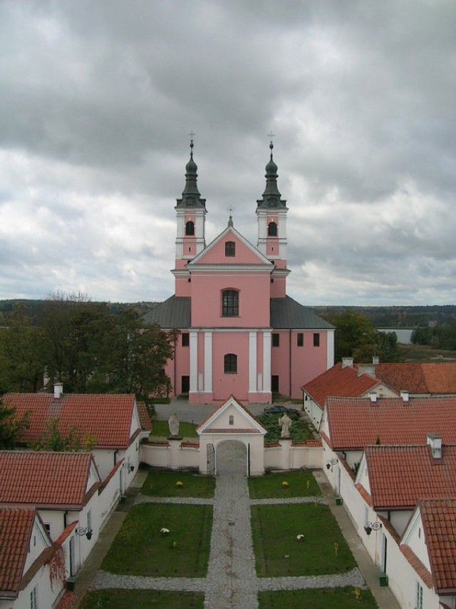 W skład położonego na wzgórzu Zespołu wchodzi barokowy kościół pw. NMP z bogato zdobionym wnętrzem. Fot. Jola Paczkowska