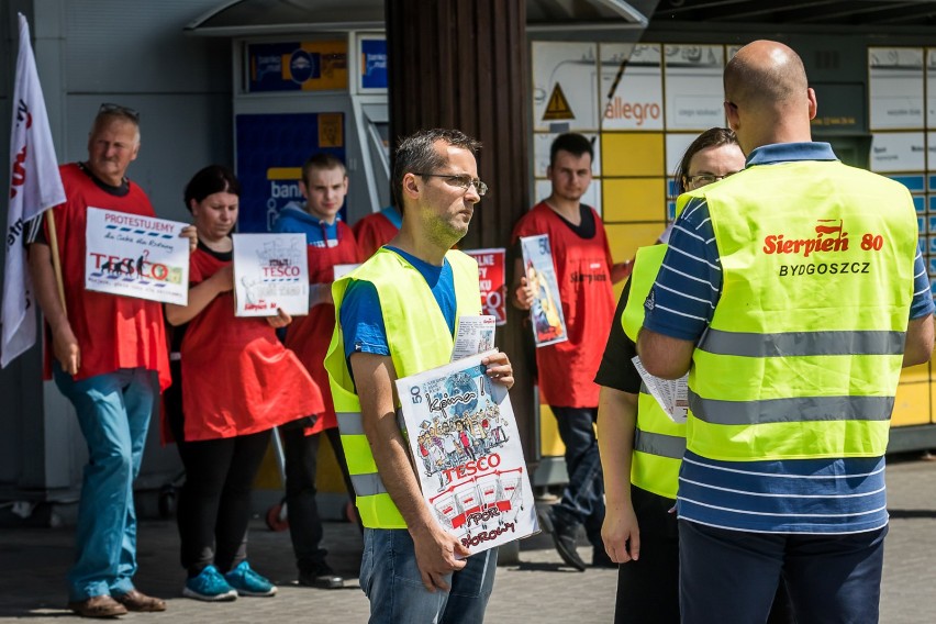 Związkowcy z Sierpnia'80 protestowali dziś Tesco przy ul....