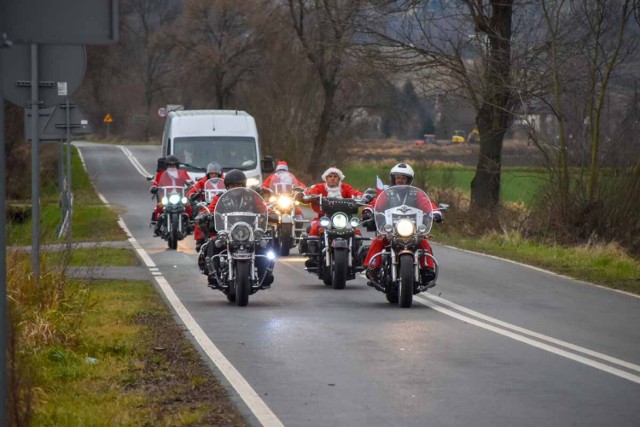 MotoMikołaje z Bobowskiej Grupy Motocyklowej wyruszyli dzisiaj na swoich stalowych rumakach, a może dzisiaj nawet czoperach - reniferach do najmłodszych dzieci w przedszkolach oraz żłobku na terenie gminy Bobowa