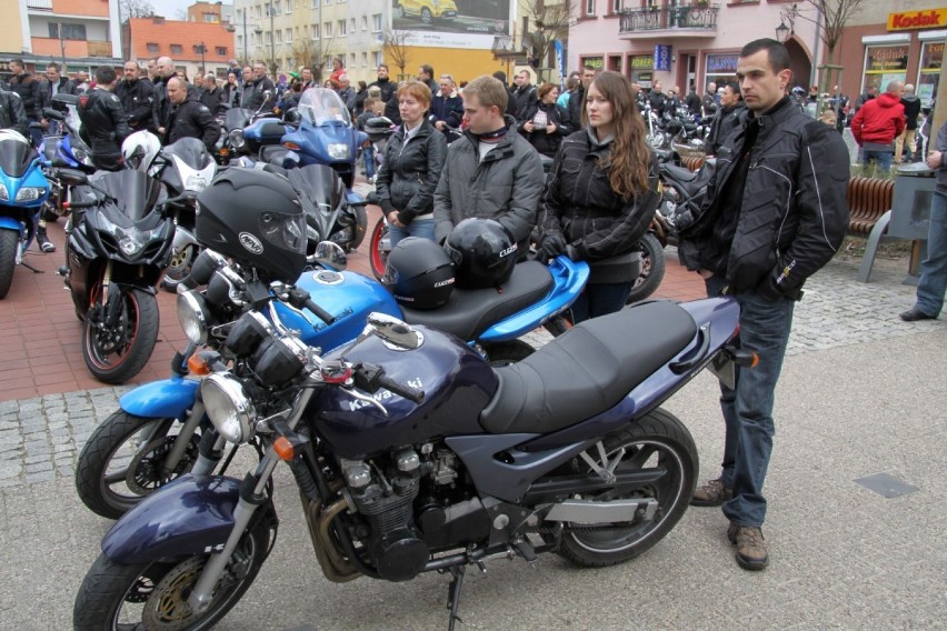 Motocykliści zainaugurowali sezon w Bytowie. Najpierw modlitwa i święcenie, a później parada