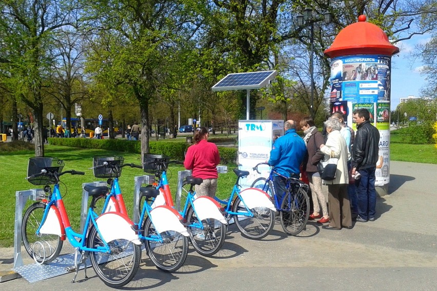 Rozpoczęto Montaż Stacji Rowerowej na Plac. Rapackiego w Toruniu