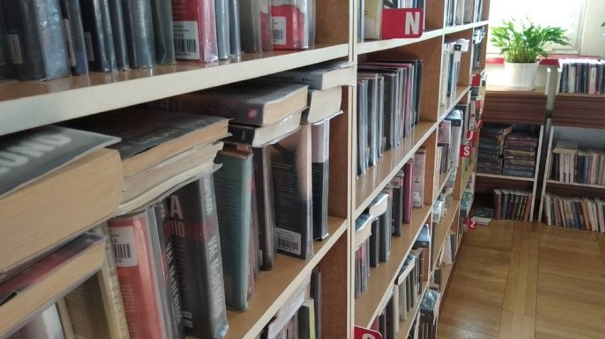 Od dziś działa biblioteka w Poddębicach! Zwracane książki będą trafiać na kwarantannę. W Uniejowie również działa książnica.