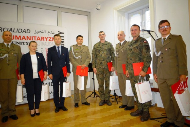 Wyróżnieni przez PCK krwiodawcy z Bieszczadzkiego Oddziału Straży Granicznej.