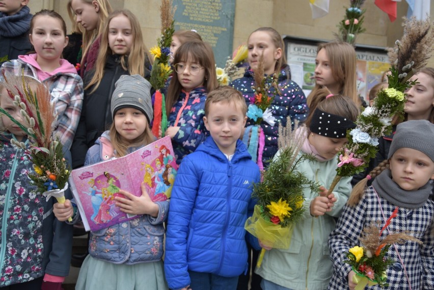 Niedziela Palmowa w bazylice Narodzenia Najświętszej Maryi Panny w Gorlicach. Z palmami przyszły dzieci i gospodynie ze Stróżówki
