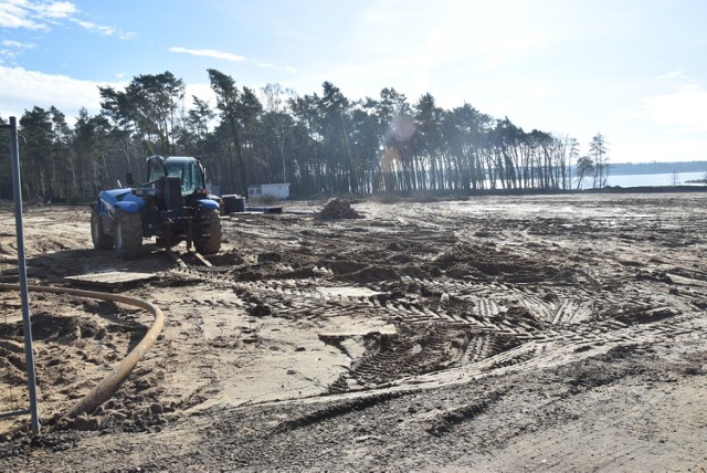 Trwa uzbrajanie terenu pod budowę domków letniskowych nad Jeziorem Sławskim