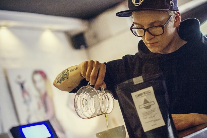 Filip Ślęczek, barista Cocofli, wicemistrz  Polski w parzeniu kaw metodami alternatywnymi - w aeropressie.