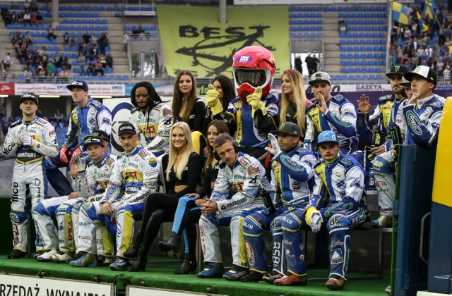 Get Well Toruń:

Martin Vaculik 12+1 (2,1*,3,3,3)
Kacper Gomólski 5+1 (0,2,1,2*)
Chris Holder 14 (3,3,3,3,2)
Adrian Miedziński 5+1 (1,2*,1,1,-)
Greg Hancock 12+1 (3,3,2*,3,1)
Igor Kopeć-Sobczyński 1 (1,0,0)
Paweł Przedpełski 10+2 (3,2*,3,2*)

Zobacz także: Paweł Przedpełski mistrzem świata!

MrGarden GKM Grudziądz:

Antonio Lindbaeck 9 (3,1,0,2,3)
Tomasz Gollob 1 (1,0,-,-)
Rafał Okoniewski 3+1 (2,1*,0,0)
Krzysztof Buczkowski 6 (0,2,2,1,0,1)
Artiom Łaguta 9 (1,3,1,2,2,d)
Marcin Nowak 3+1 (2,0,0,1*)
Mike Trzensiok 0 (d,0,-)

Get Well Toruń - MrGarden GKM Grudziądz 59:31 [ZDJĘCIA]