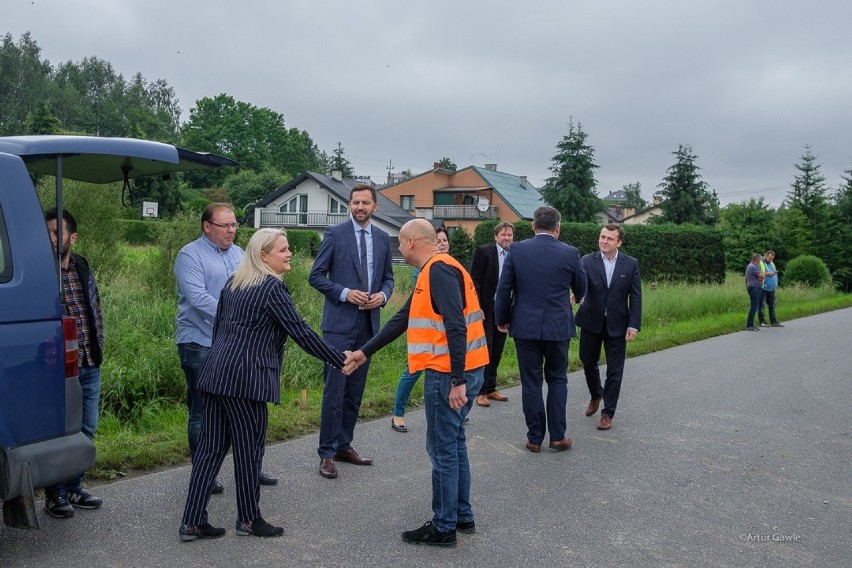 Tuchów. Rozpoczęła się budowa obwodnicy. Nowa trasa wyprowadzi ciężki ruch z centrum miasteczka [ZDJĘCIA]            