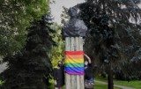 Kraków. Aktywiści LGBT powiesili tęczową flagę na kolejnym pomniku - tym razem Marii Konopnickiej [ZDJĘCIA]