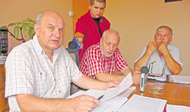- Wiedziałem, że zarząd będzie kwestionował wybór rady - mówi Tadeusz Krystoń (pierwszy z lewej)