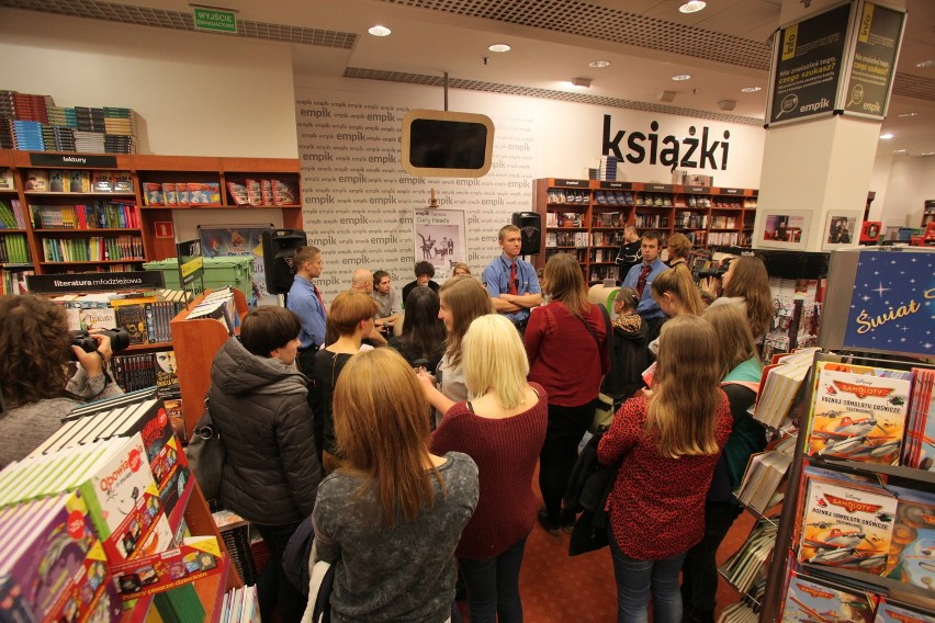 Dawid Podsiadło i zespół Curly Heads w salonie Empik w...