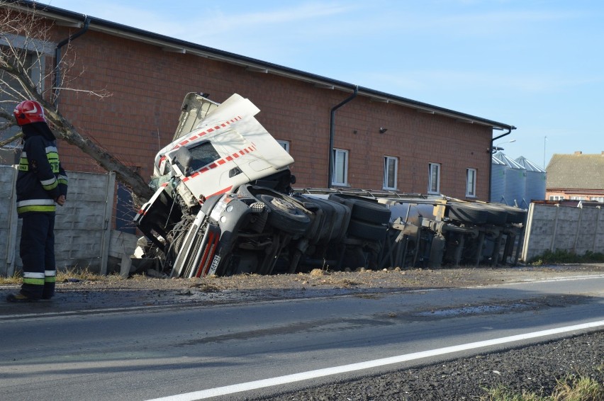 Wypadek na krajówce w gminie Pątnów. Kierowca ciężarówki został ranny [FOTO]