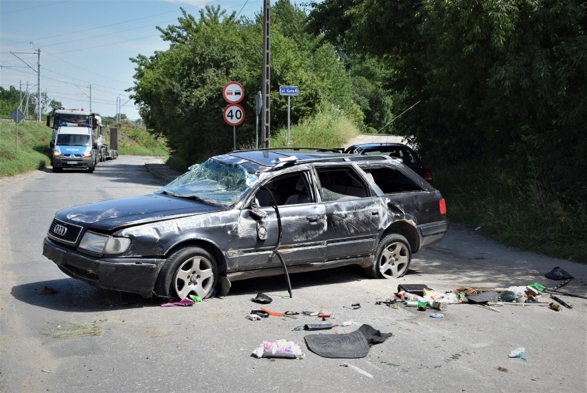 Wypadek na ul. Janowskiej w Lublinie. Dachowało audi. Dwoje dzieci trafiło do szpitala. Są utrudnienia