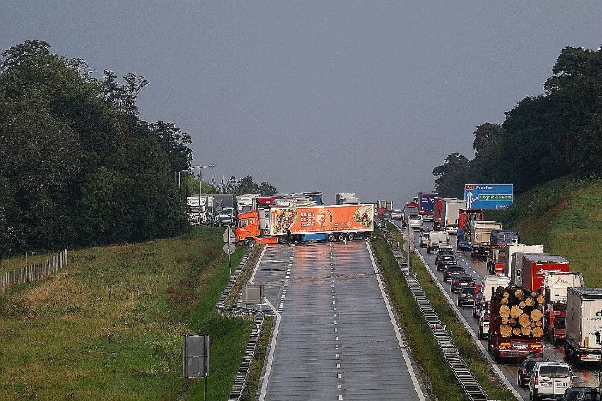 Wypadek na autostradzie A4. Tir zablokował drogę w kierunku Legnicy, zobaczcie zdjęcia