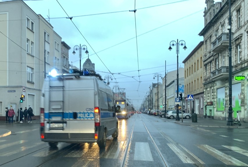 Nastolatek został potrącony przez auto, gdy wysiadał z...