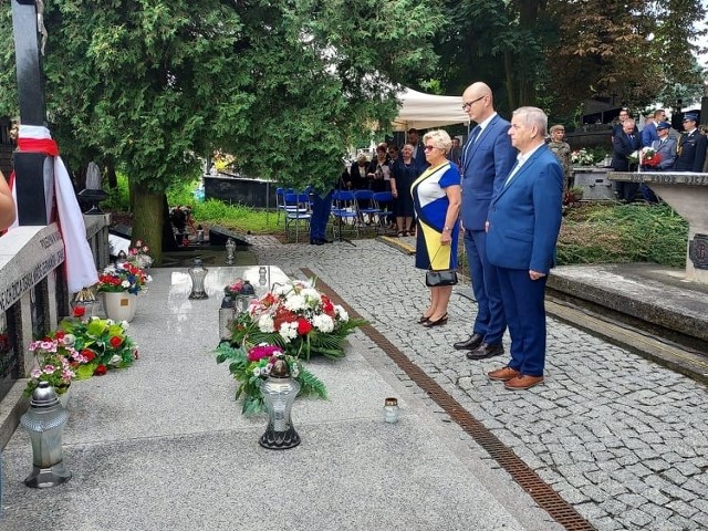 Powiat Sandomierski reprezentowali Wicestarosta Paweł Niedźwiedź w środku oraz Członkowie Zarządu Powiatu Grażyna Szklarska i Ryszard Nagórny.