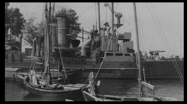 28 kwietnia 1920 - w Pucku założono pierwszy port wojenny II Rzeczpospolitej. Jego struktury z czasem zostały przeniesione do miasta Gdynia.

Na zdjęciu: port Marynarki Wojennej w Pucku, łodzie rybackie oraz trałowiec ORP "Czajka" i za nim ORP "Mewa".