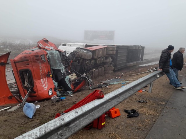 Na autostradzie A1 w Kruszynie zderzyły się trzy TIRy. Jeden wypadł z drogi.