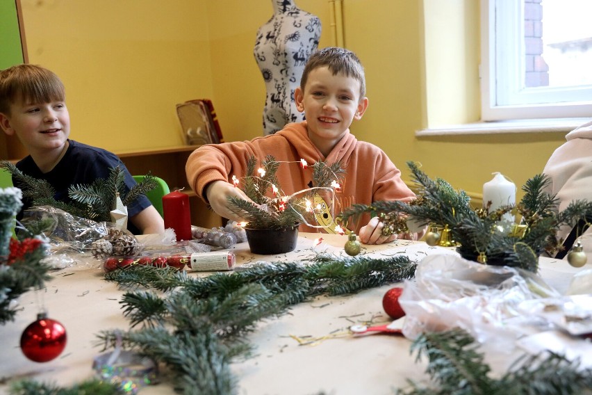 Bożonarodzeniowe warsztaty florystyczne w legnickiej Szkole Podstawowej nr4, zobaczcie zdjęcia