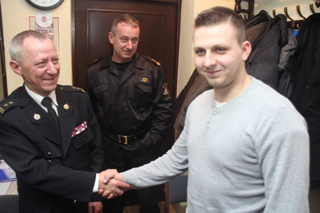 Nowo wybranemu prezesowi OSP Syców Damianowi Kulawikowi gratuluje komendant powiatowy PSP w Oleśnicy Jacek Noworycki