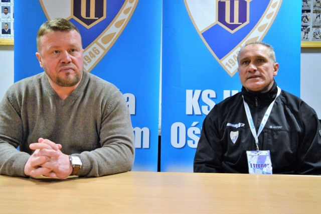 Andriej Gusow, trener GKS Tychy (z lewej) i Jirzi Szejba, opiekun oświęcimian (z prawej)