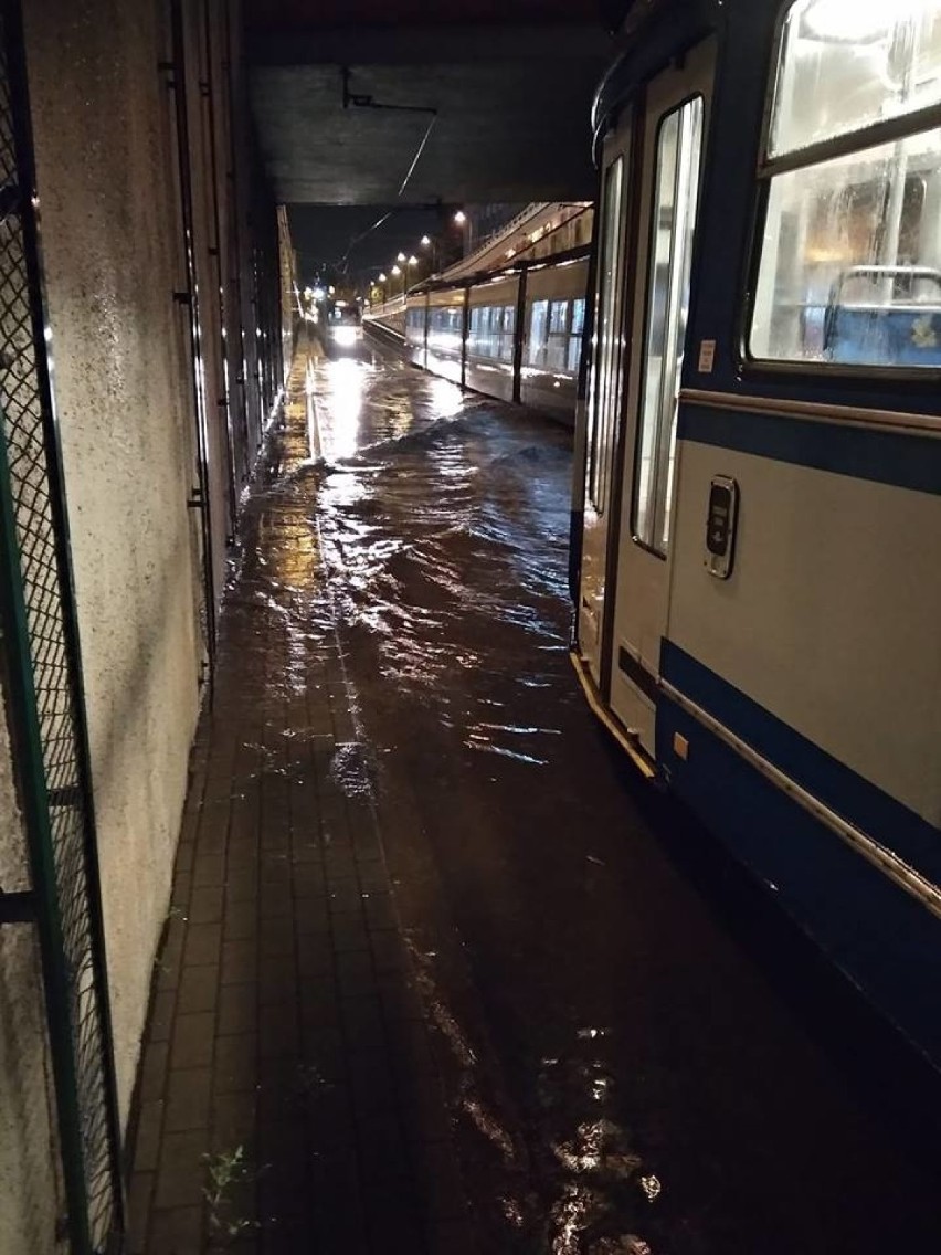 Woda na rondzie Mogilskim zablokowała przejazd tramwajom