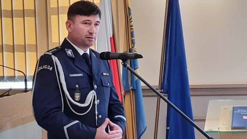 Policjant na początku swojej ścieżki zawodowej zarabia...