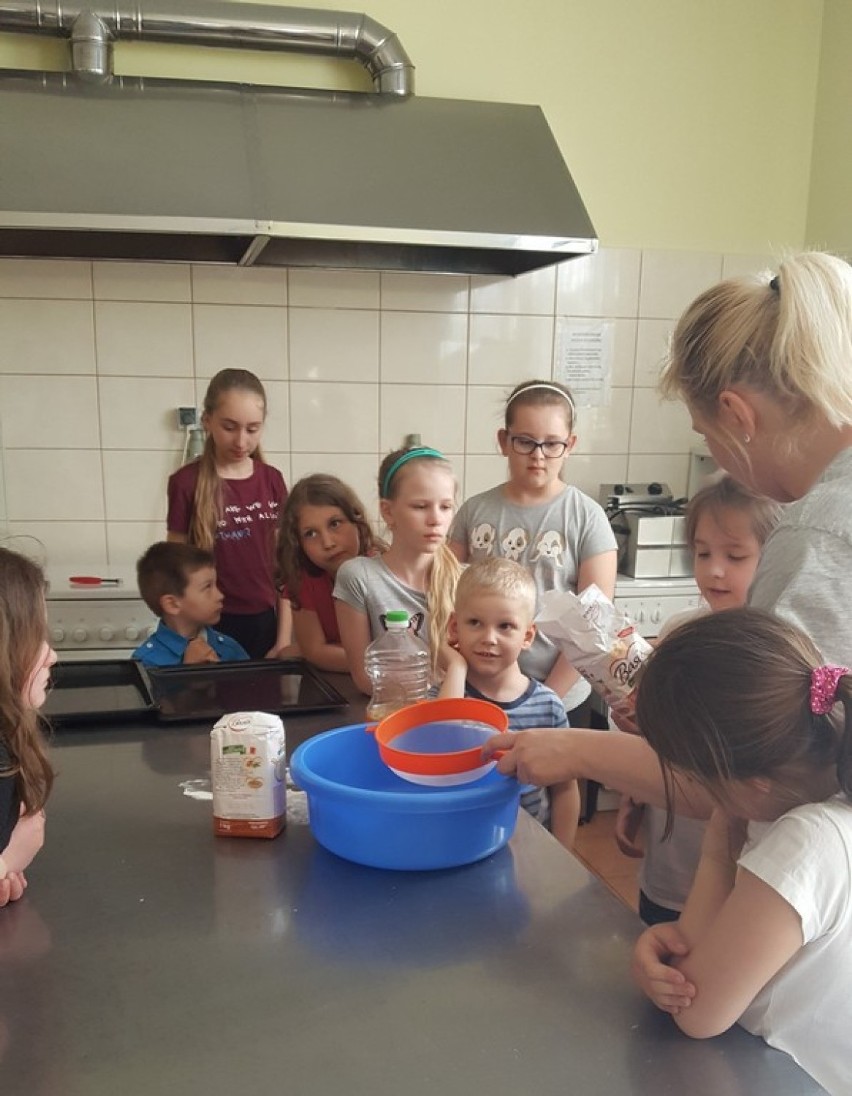 "Warsztaty kulinarne dla dzieci i młodzieży z Przyprostyni". Pieczemy pizzę