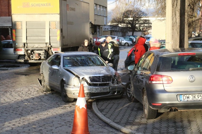 Młody Rom staranował 6 aut na ul. Długosza we Wrocławiu. "Nie wiem, czy mi teraz dadzą prawo jazdy..." [ZDJĘCIA]