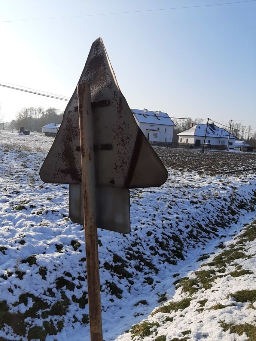 W powiecie dąbrowskim trwa wielka wymiana znaków drogowych. Przy siedmiu trasach pojawi się 700 nowych drogowskazów [ZDJĘCIA]