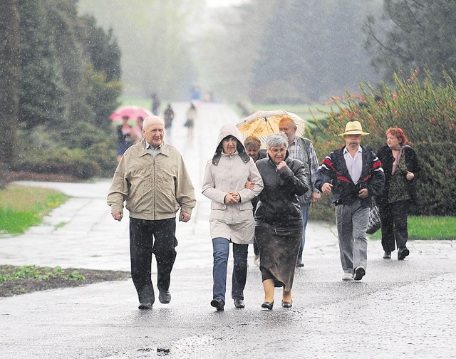 Zdaniem synoptyków, od niedzieli 1 maja temperatura zacznie spadać - nawet do 14 st. C. Może też przelotnie popadać.