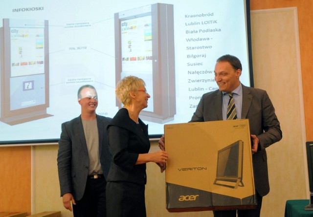 Piotr Franaszek wręcza jeden z zestawów komputerowych, z którego będą mogli bezpłatnie korzystać turyści