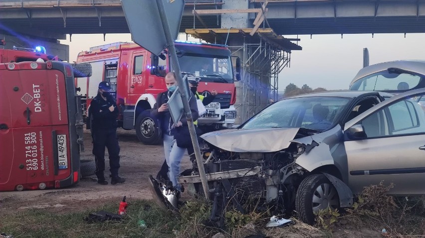 Wypadek na A1 na wysokości Parzniewic i Truszczanka. Bus...