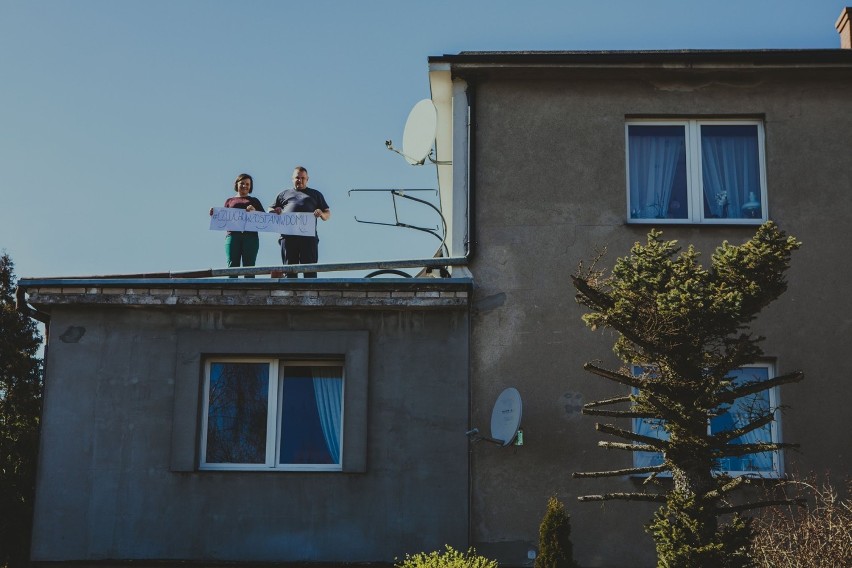 Fotograf z Człuchowa poprawia mieszkańcom humory, angażując do sesji fotograficznych w oknach i na balkonach (zdjęcia)