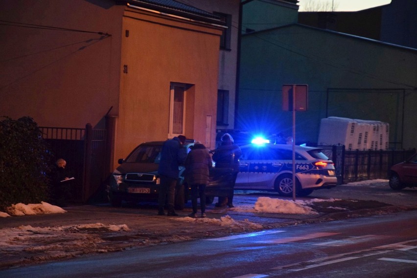 Kolizja na ul. Wojska Polskiego w Wieluniu. Zderzyły się dwie osobówki. Uszkodzony został też budynek FOTO