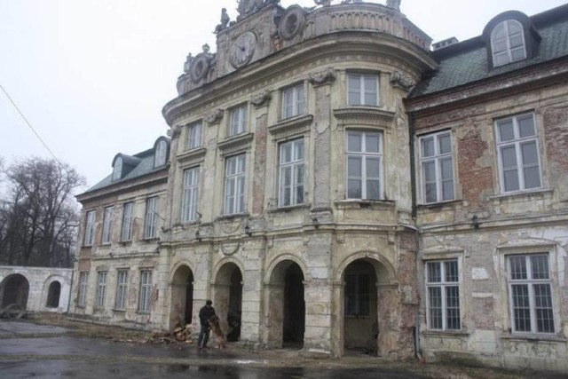 Obecnie pałac w Szczekocinach niszczeje.