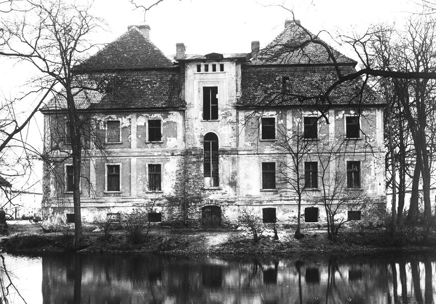 Pałac w 1969 r. - elewacja od strony parku. Fot. R....